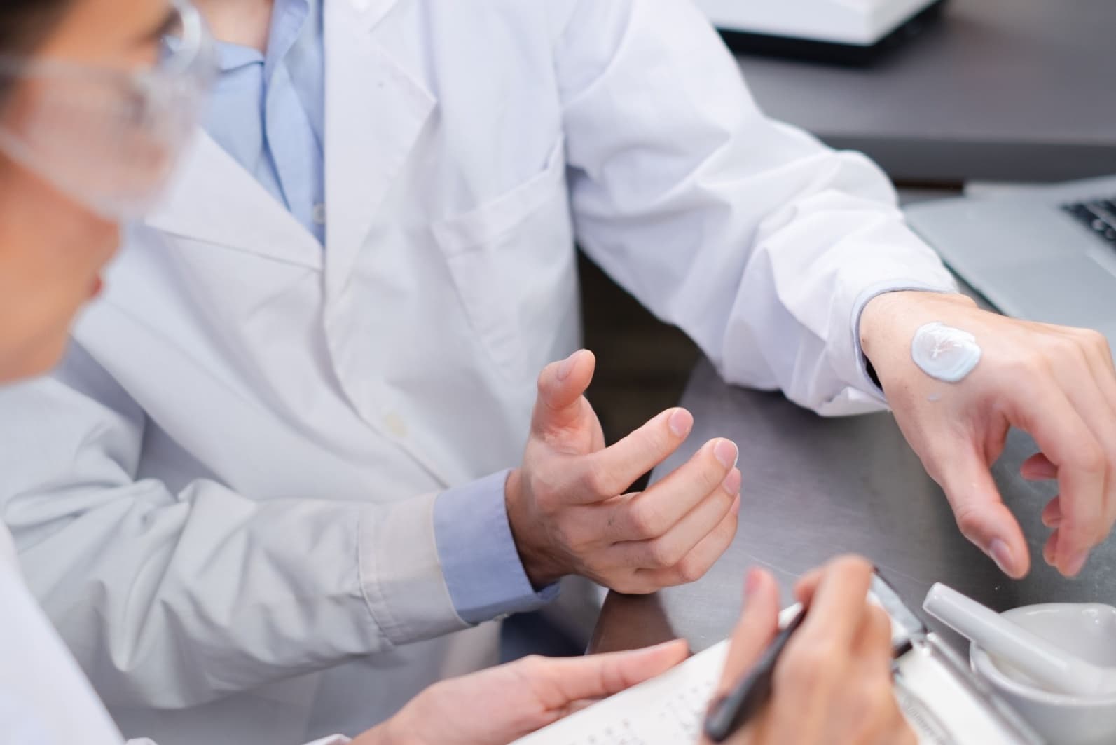 Creme preparate în farmacie: De ce sunt alegerea potrivită pentru tenul tău?